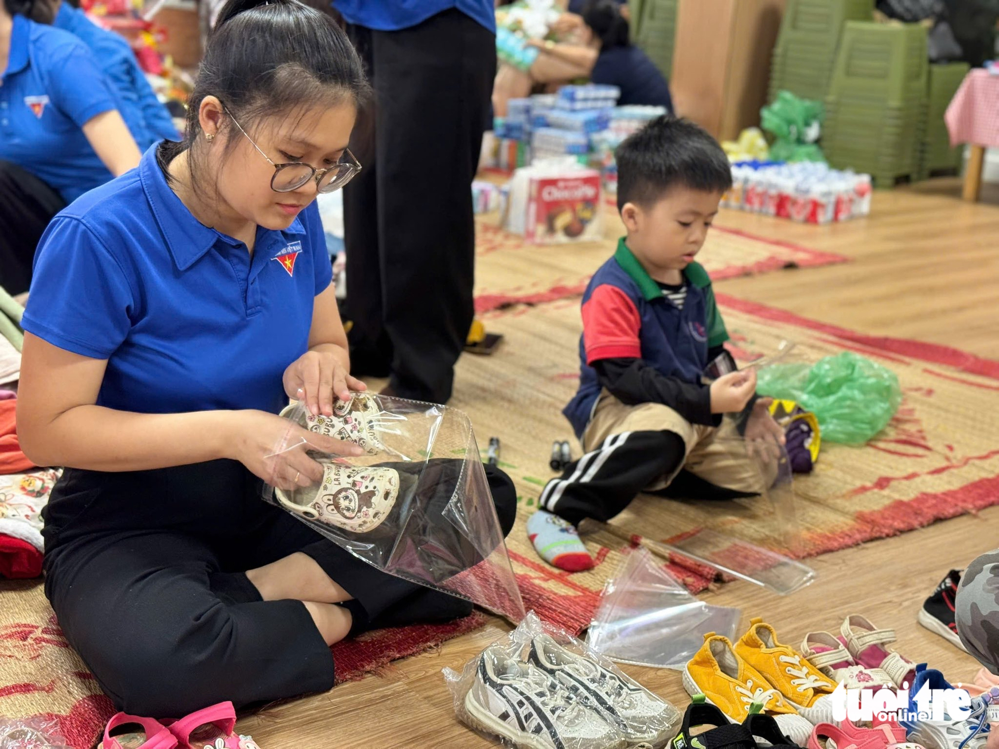 心疼幼儿园孩子们打包每双'还能穿'的鞋子送给洪水区的朋友