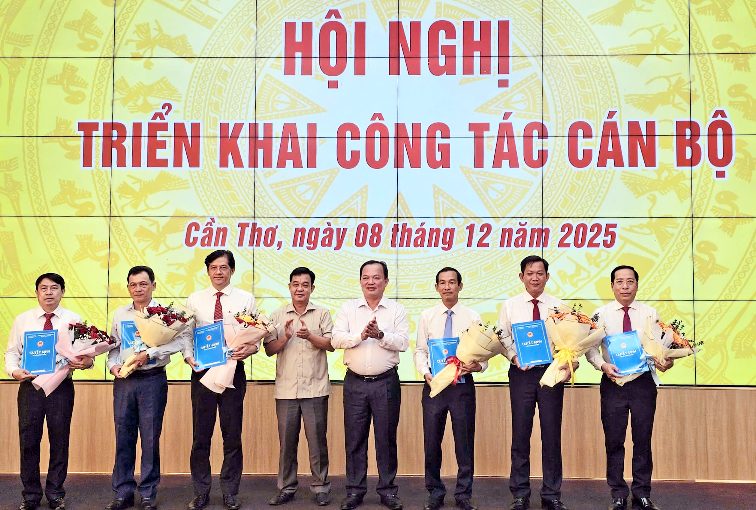 芹苴市任命多名部门、行业关键干部