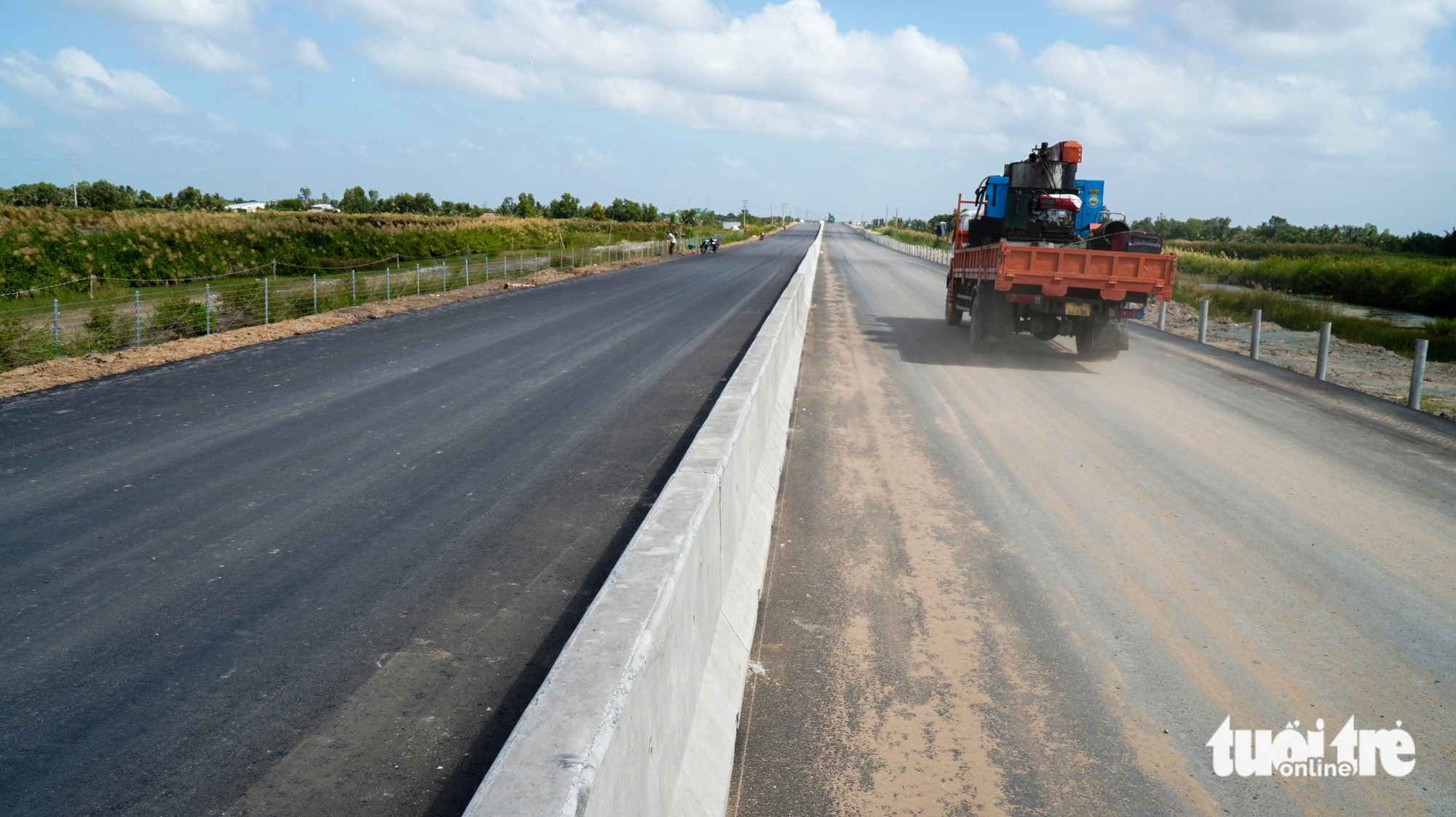 2100人连夜工作，14天后芹苴-金瓯高速公路将实现技术通车