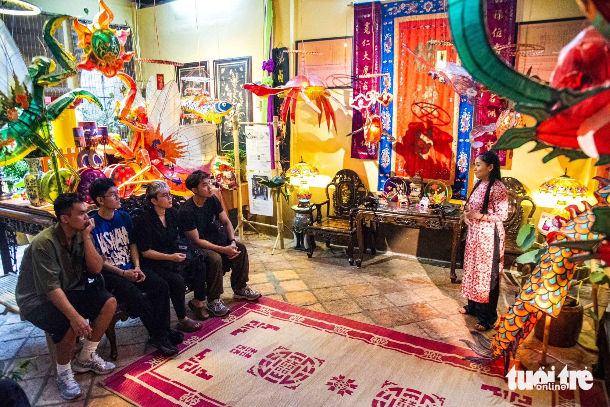 在胡志明市百年古寺欣赏令人眼花缭乱的中秋古灯笼