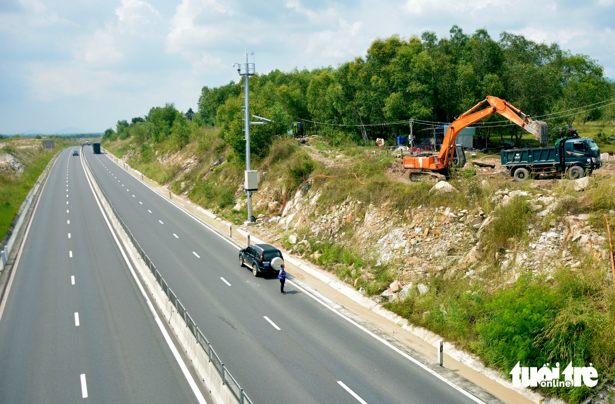 加固边坡，修建排水渠以防止永好-潘切高速公路积水