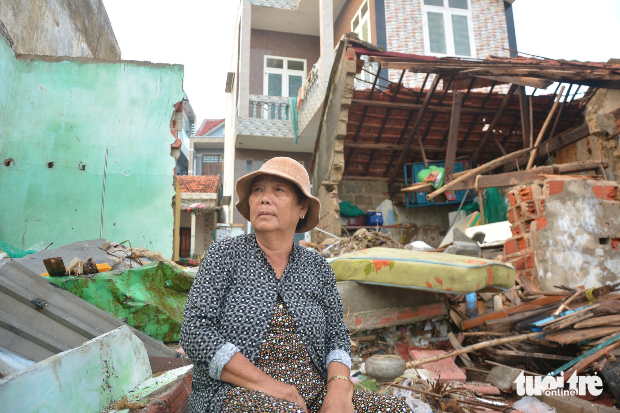 台风卡尔马吉导致房屋倒塌、屋顶掀翻，但人员伤亡较少，原因何在？