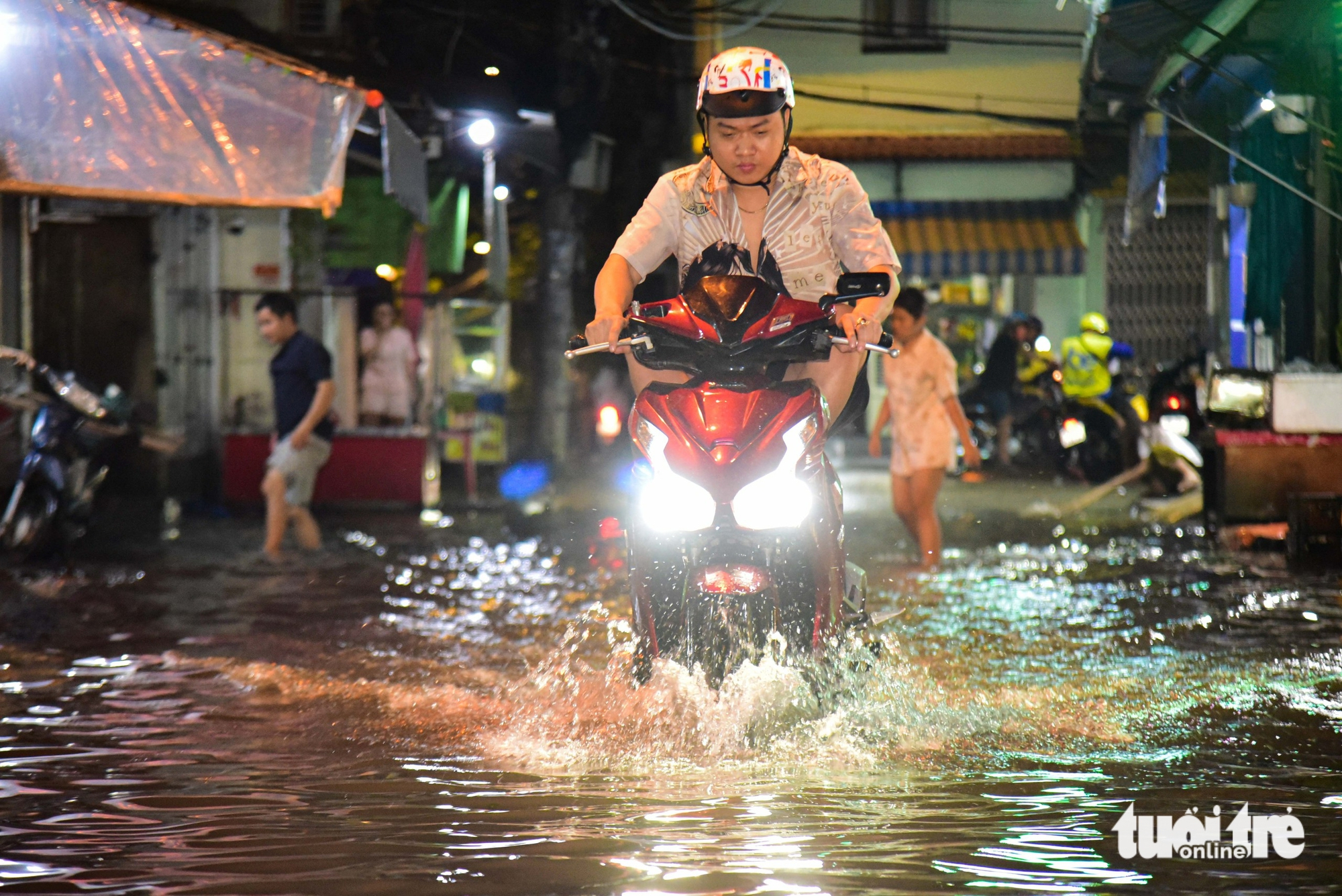 尽管雨已停很久，居民仍在积水中跋涉