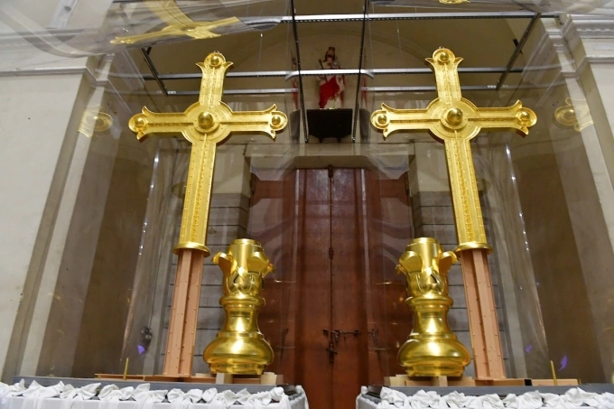 圣母教堂展出两座400公斤镀金圣十字架