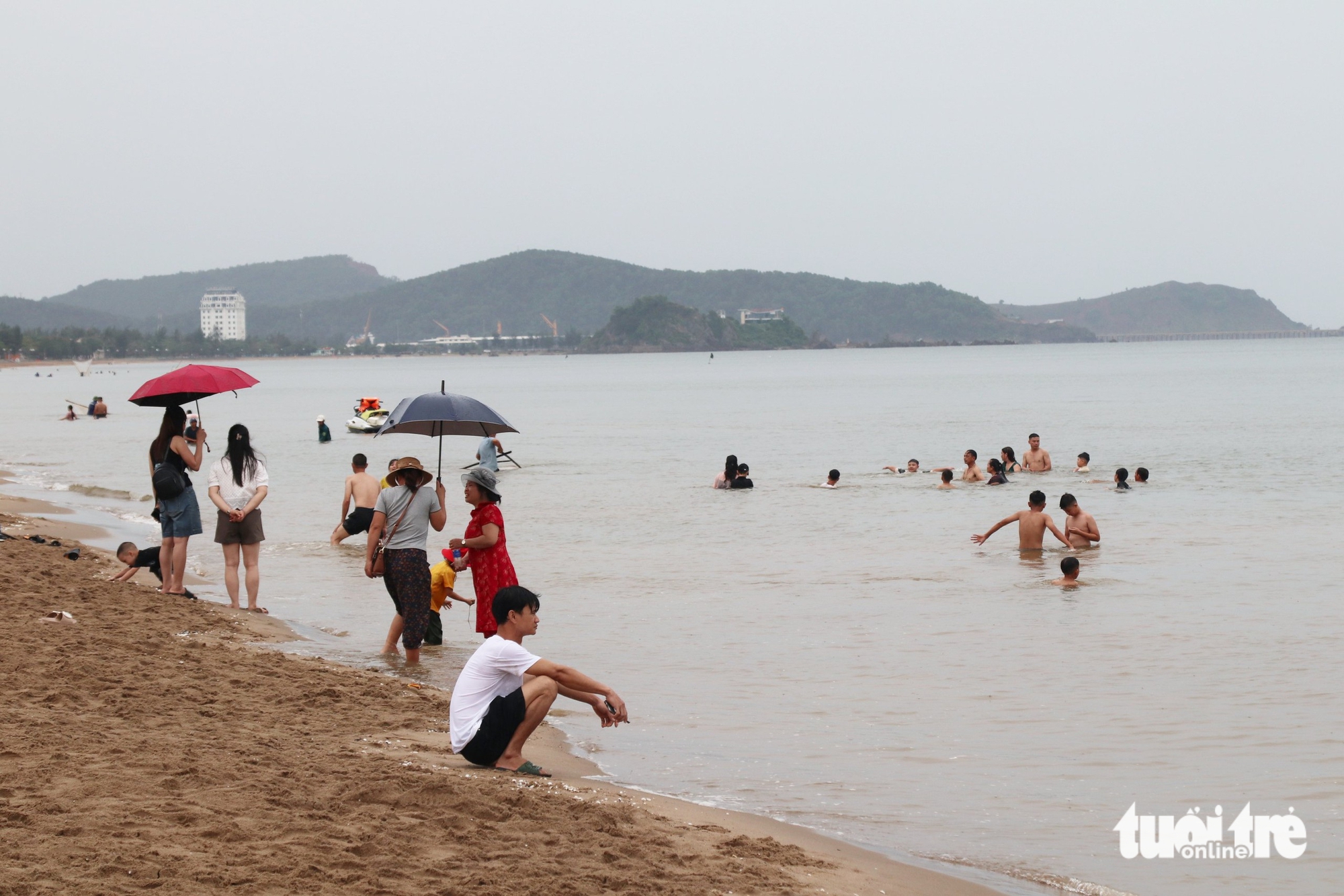 尽管有禁令，许多游客仍在第三号台风前在Cửa Lò海滩游泳