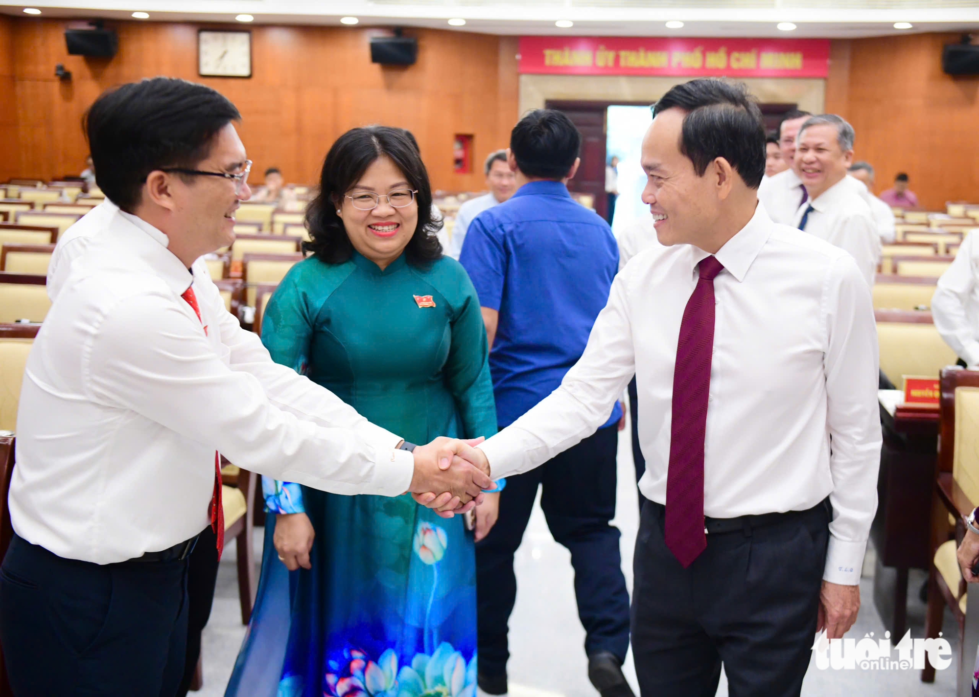 胡志明市人民议会专题会议开幕，审议多项重要内容和人事工作