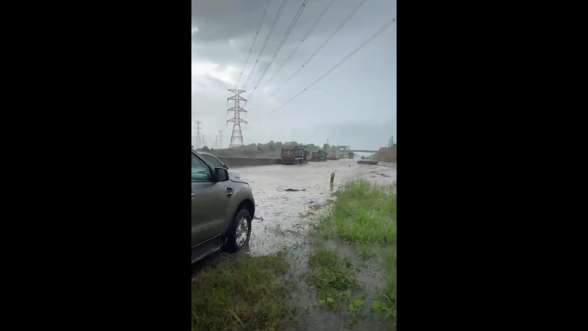 林同省高速公路因洪水、滑坡而封闭