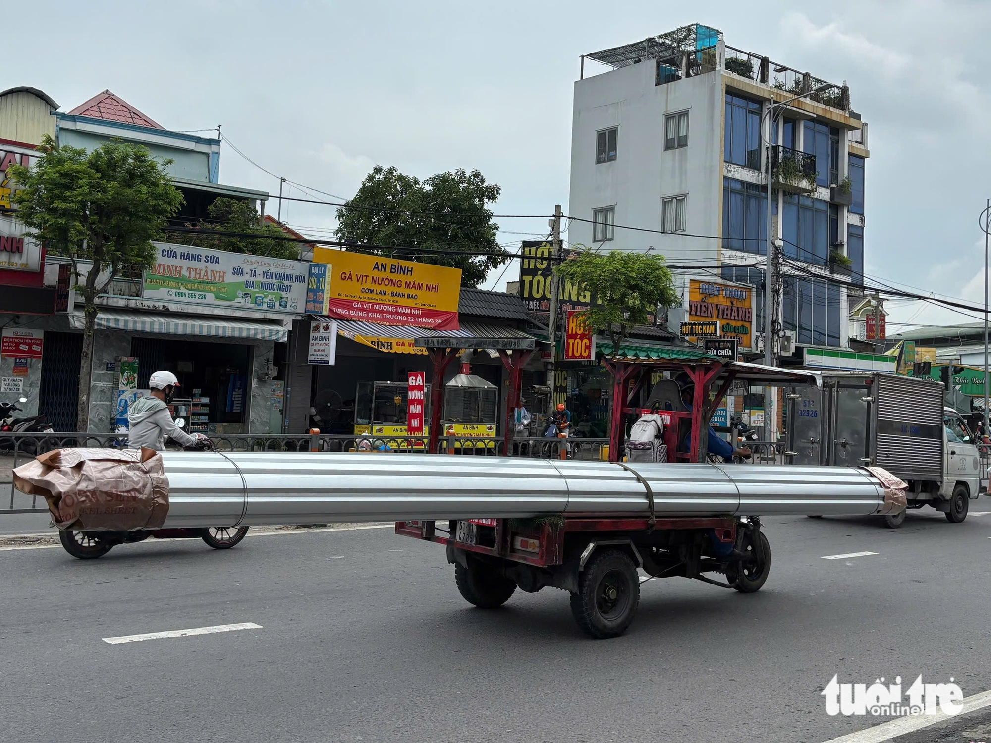 许多自制三轮车、拖车运输长度达车身三倍的铁皮、钢材仍在路上行驶