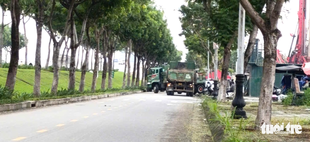数十吨自卸车无视禁行标志，岘港多条街道泥泞不堪