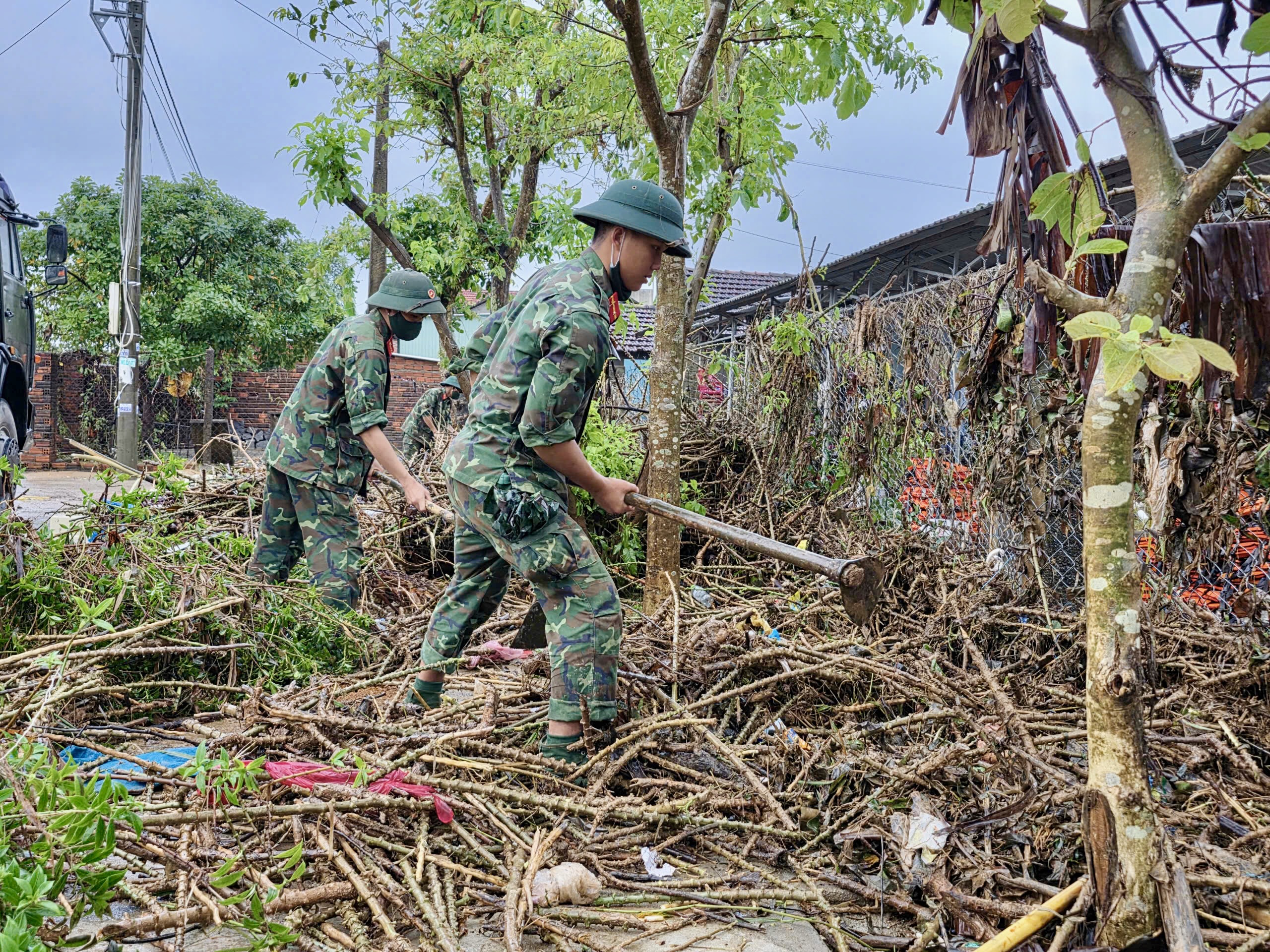 和盛乡在洪水后重新振作，民兵携手清理房屋和学校