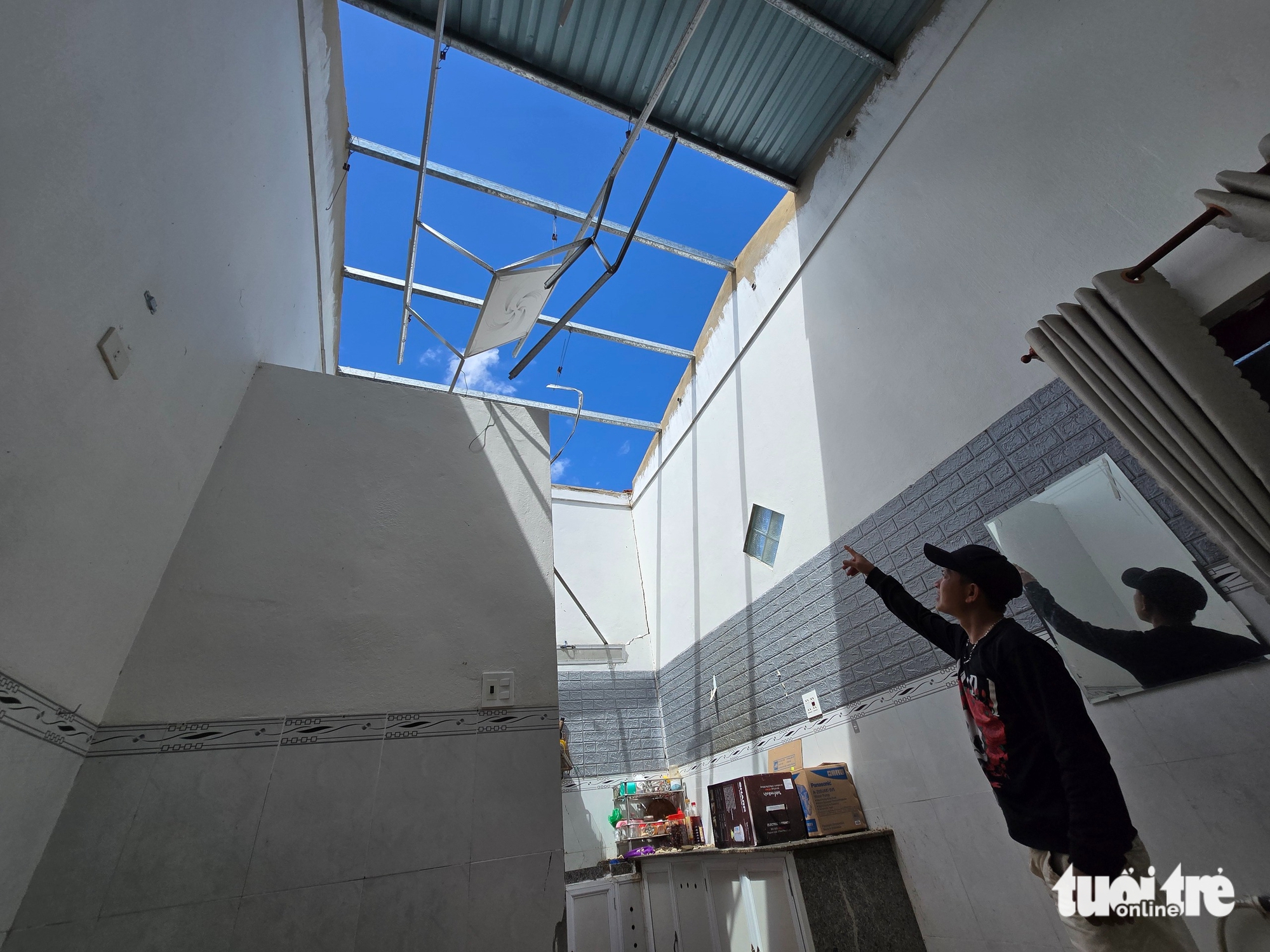 在卡马尔吉台风中失去屋顶的房屋