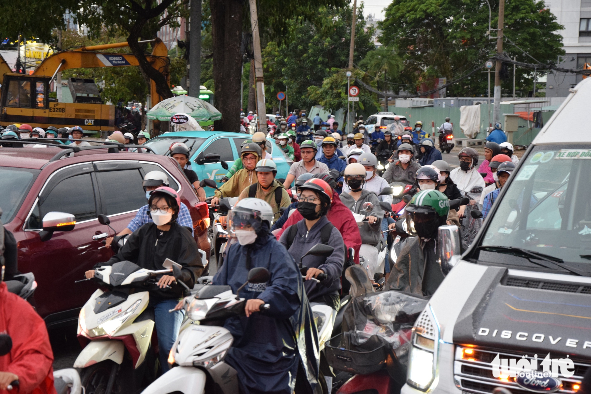 民主广场环岛经常交通堵塞，民众希望早日拆除'路障'