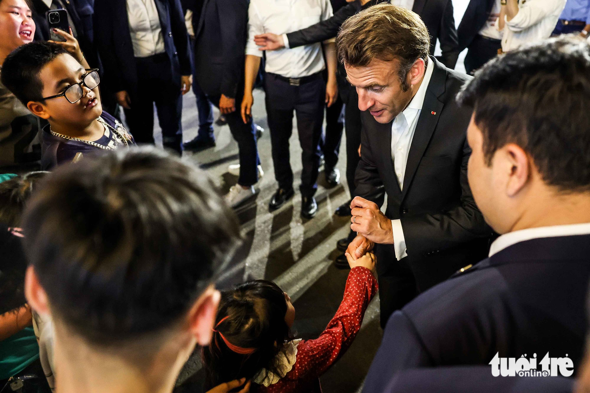 法国总统马克龙及夫人在河内散步，与民众亲切握手