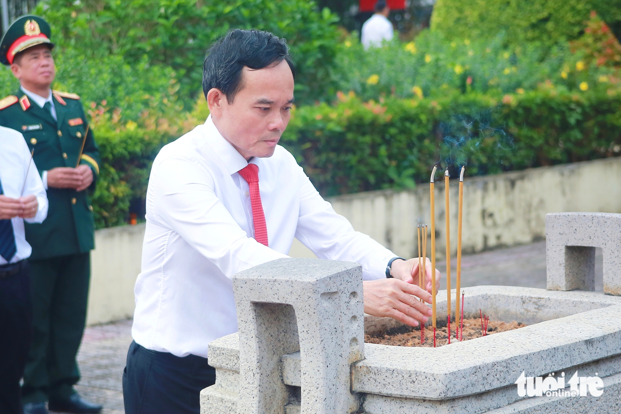 胡志明市领导敬香，参加纪念南部起义85周年集会