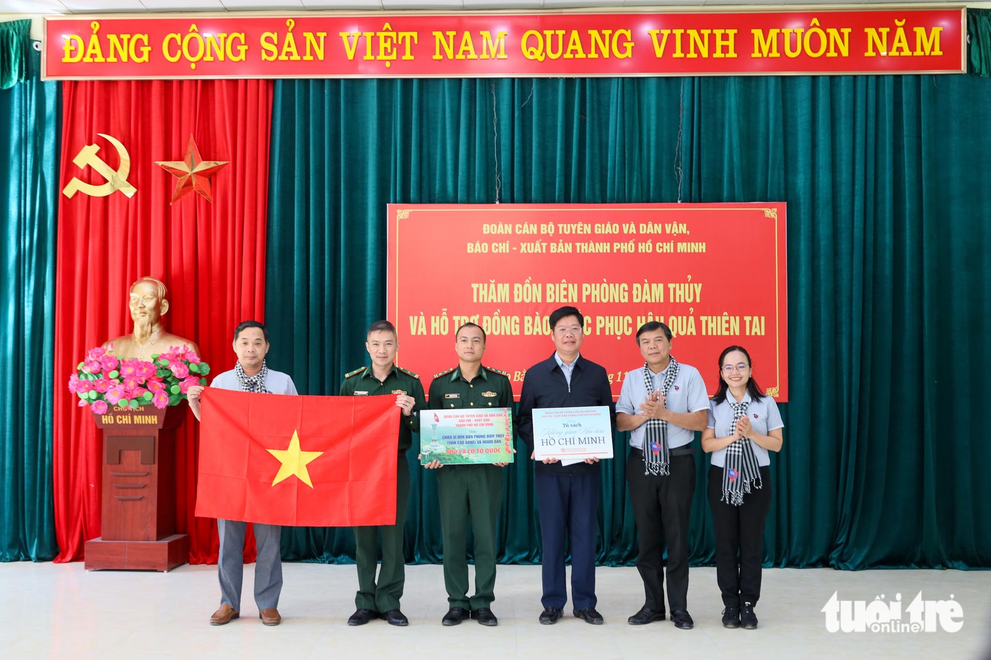 胡志明市宣传与新闻代表团访问并赠送礼物给高平省边防战士和边境居民