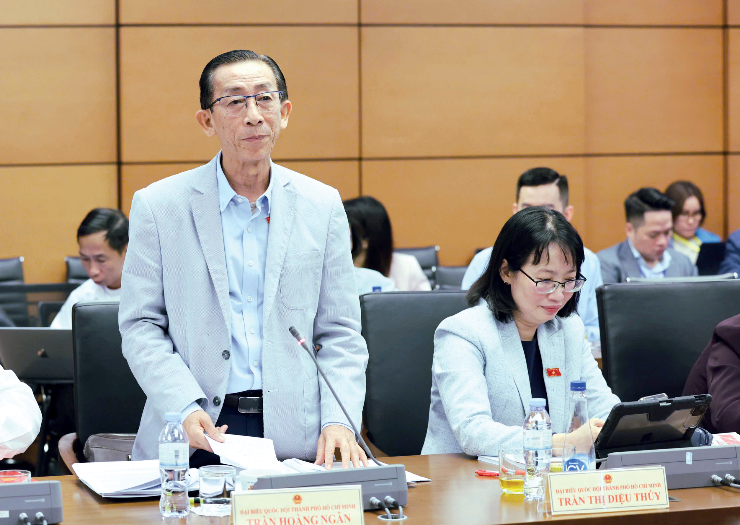 代表陈黄银建议保留在读者中具有信誉的大型新闻品牌