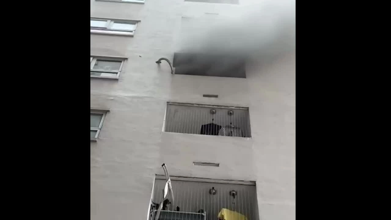 胡志明市公寓楼15层发生火灾