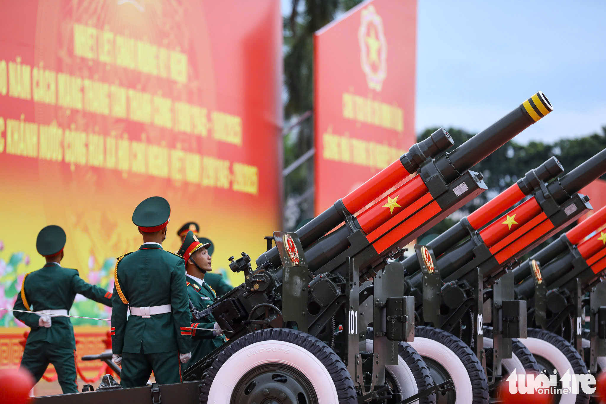 美亭体育场鸣炮，开启阅兵游行合练序幕