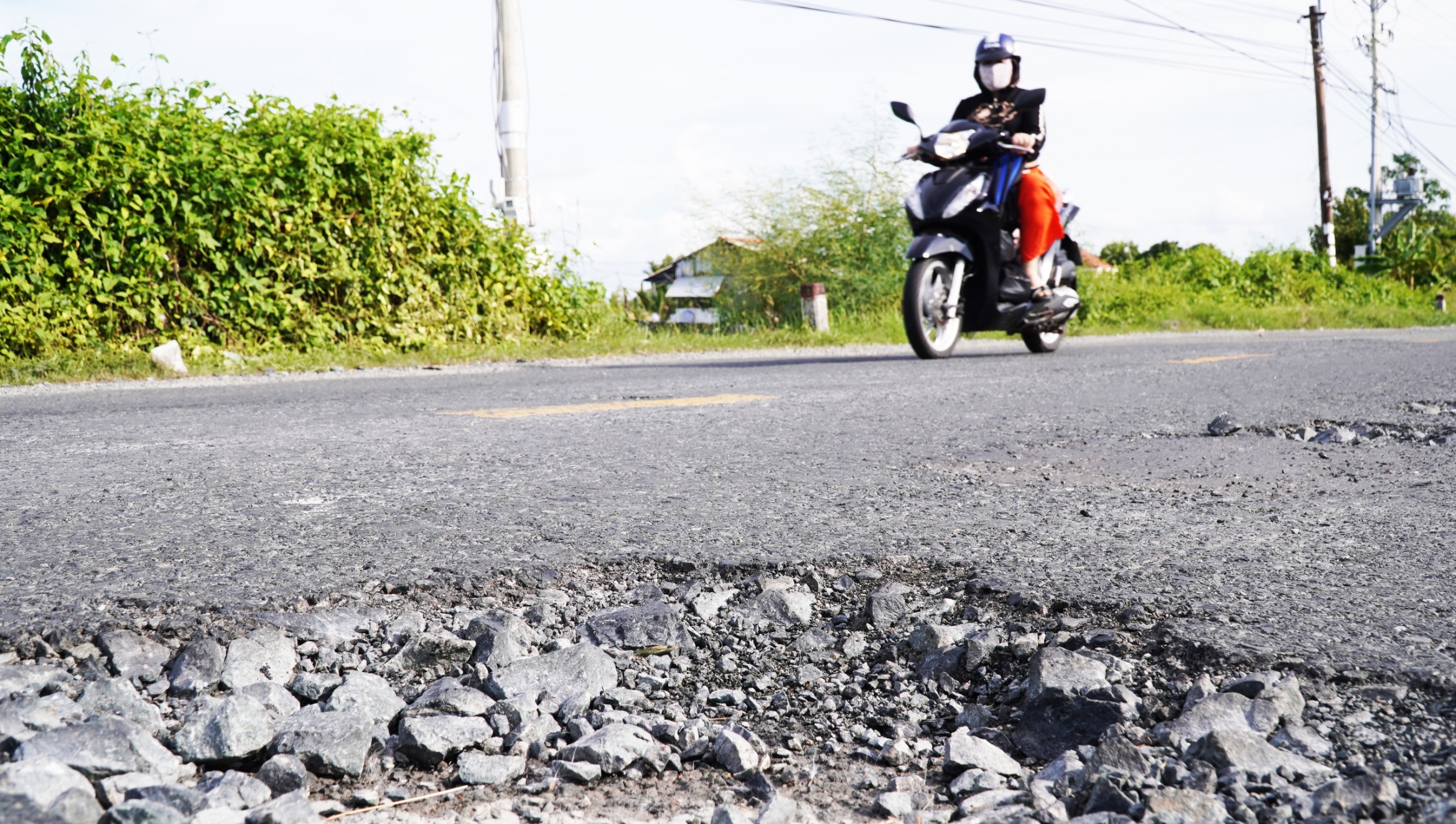 奇怪地用水泥修补...金瓯省一号国道