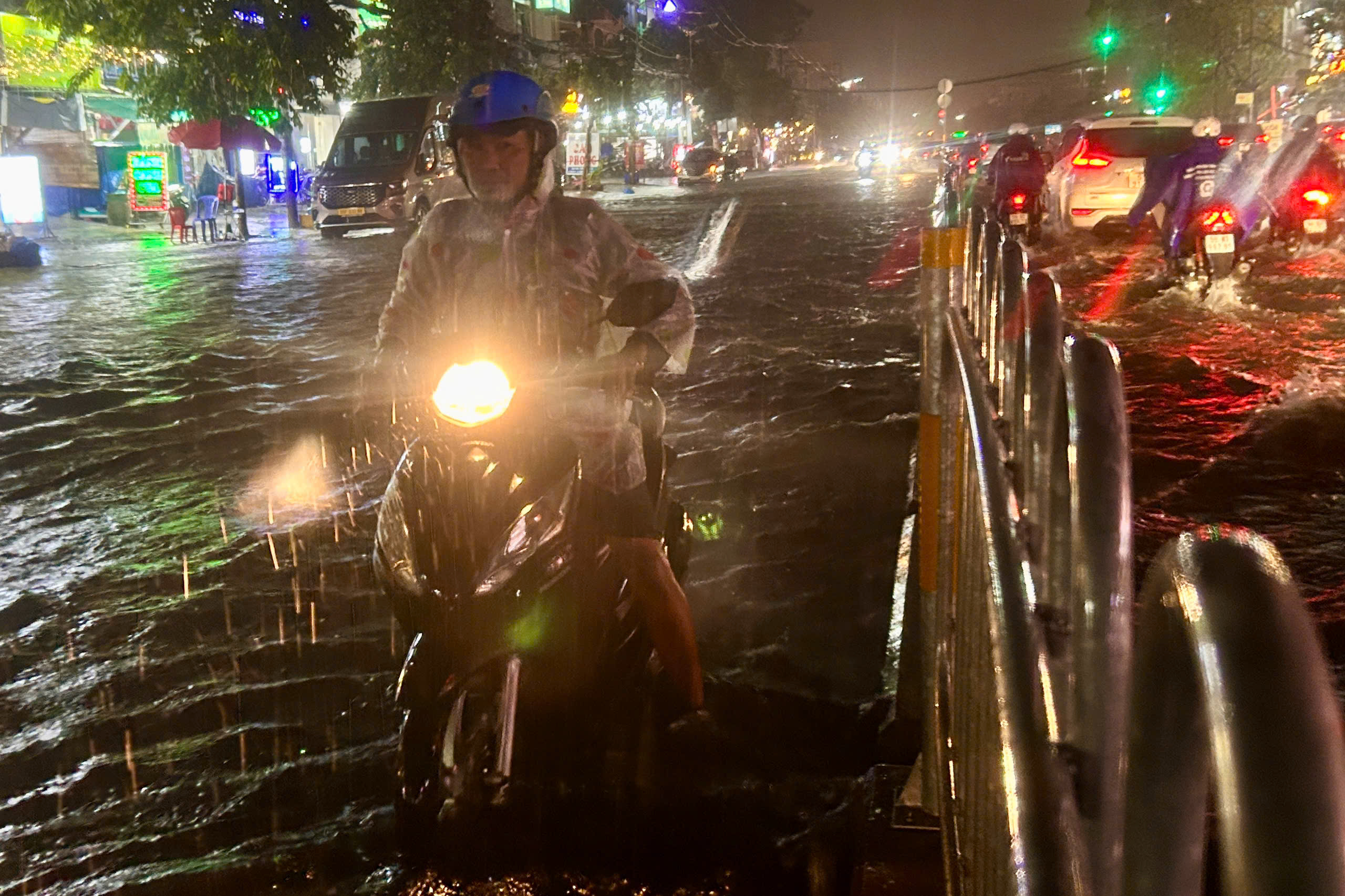 大雨近两小时，胡志明市西部多条道路深积水，车辆大规模熄火