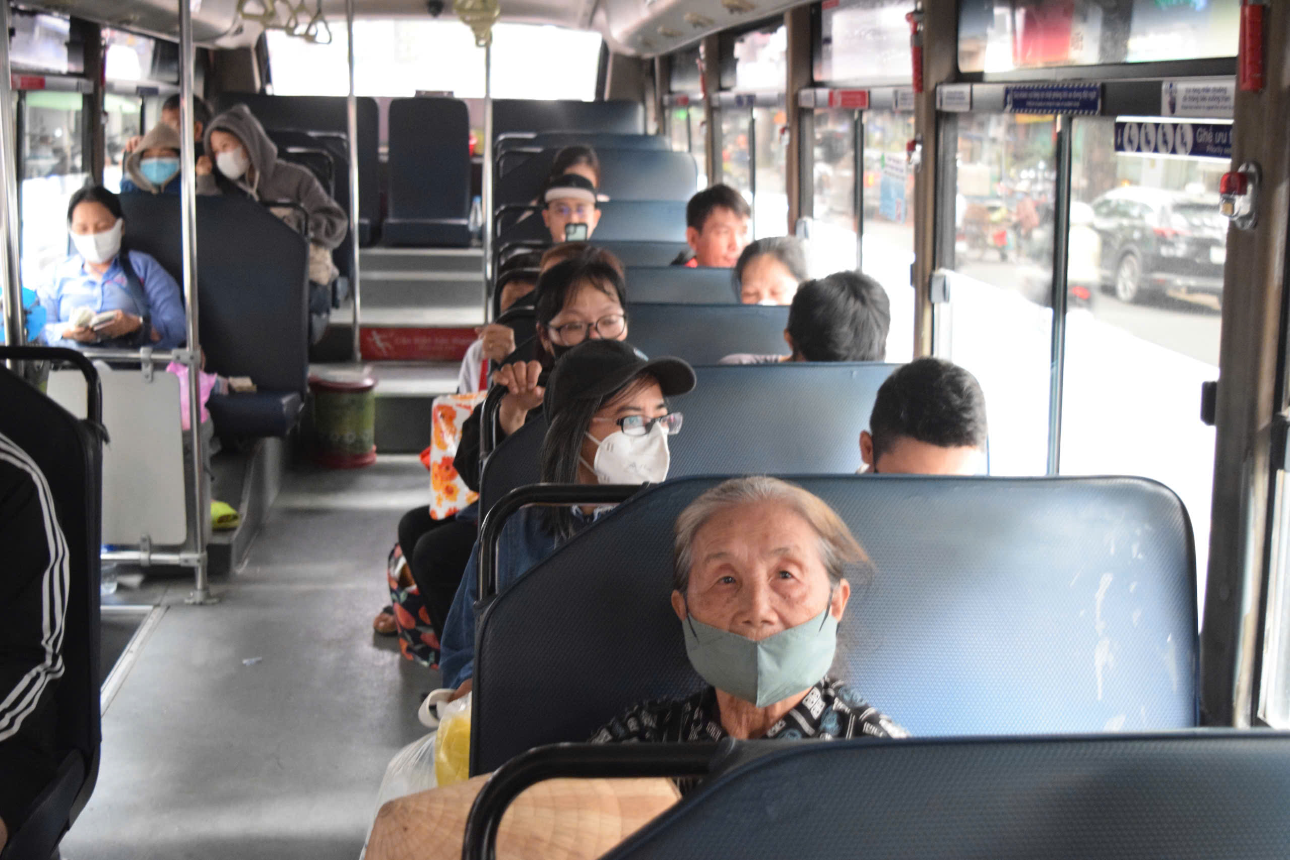 胡志明市市民告别运行数十年的37条旧公交线路