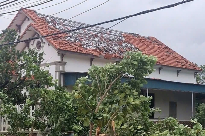 龙卷风在海防市掀翻屋顶，折断电线杆