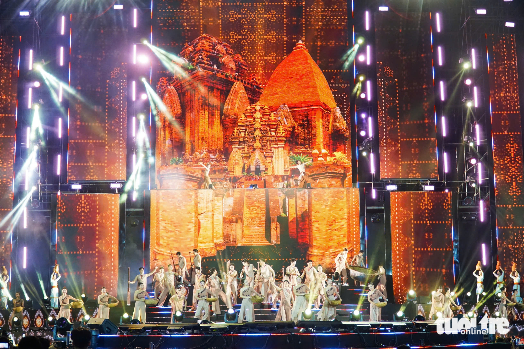 游客享受芽庄大型音乐节的欢乐