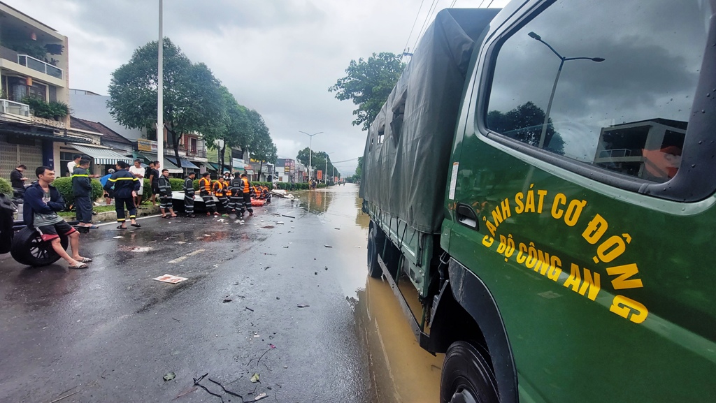 庆和省人民委员会主席指导调查水库泄洪运行情况