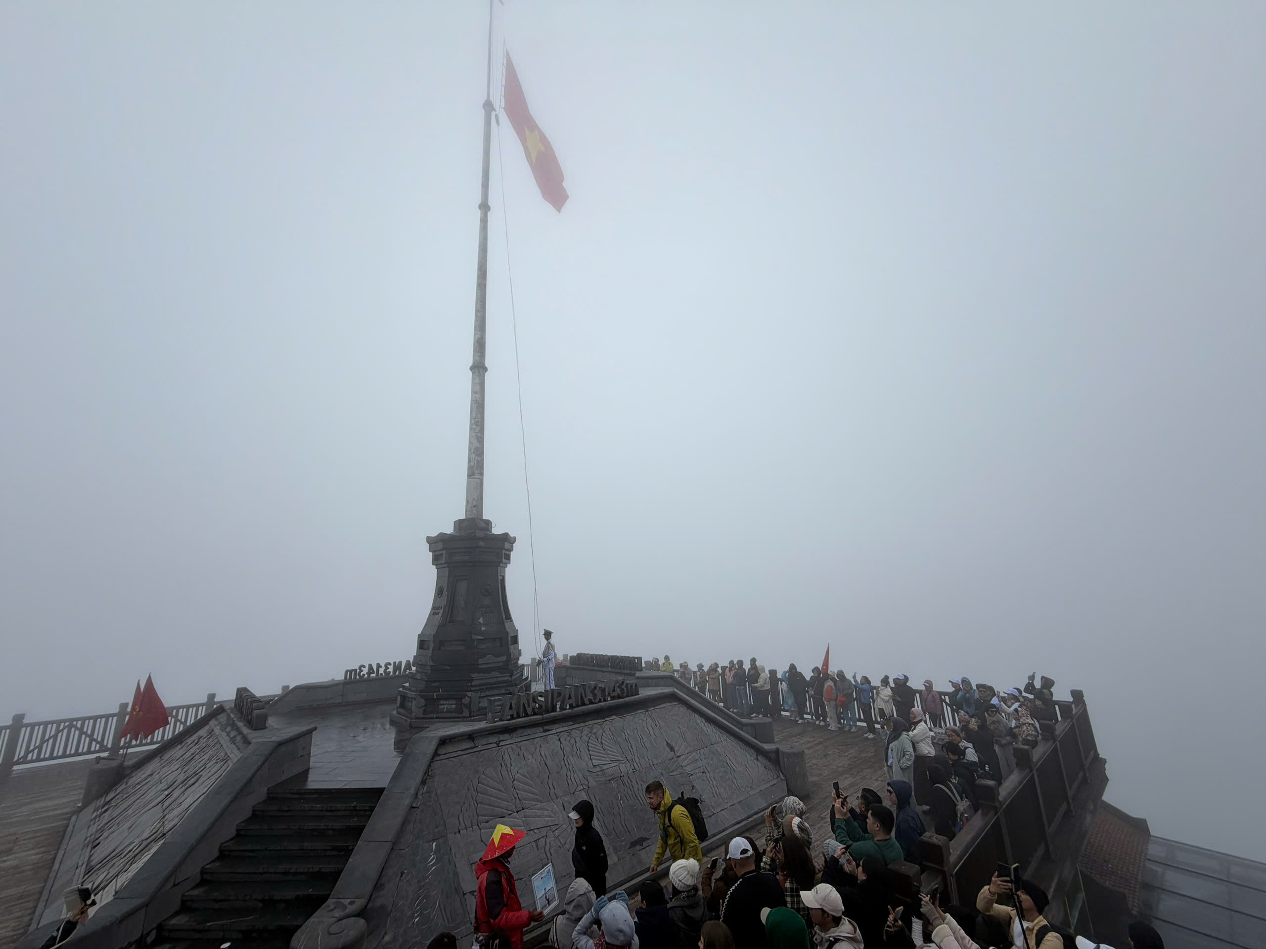 云在Fansipan山顶追逐人