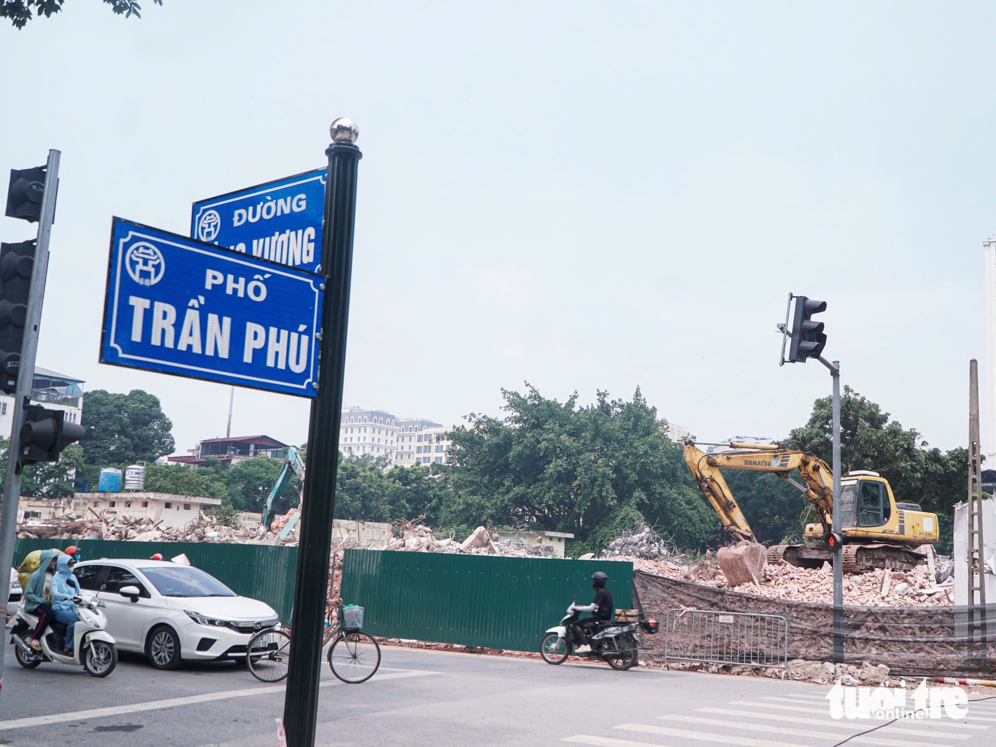 近距离观察拆除四面法国旧楼以扩建雄王路，为阅兵仪式做准备