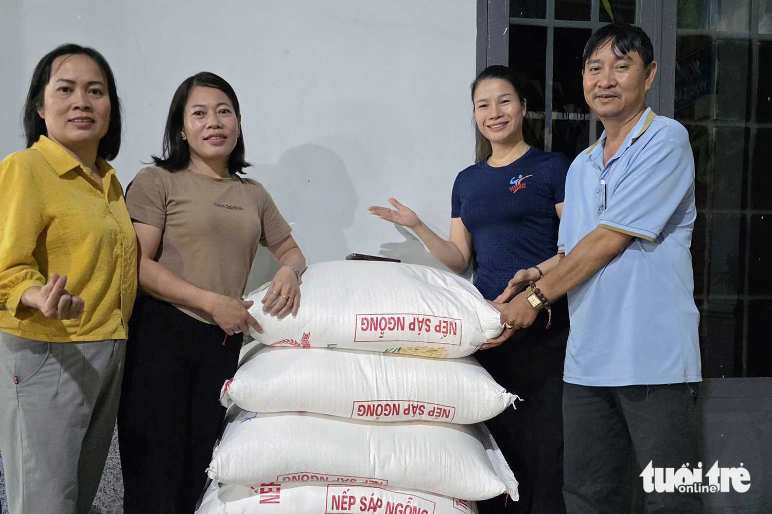 数百人通宵包粽子、包年糕送往洪水灾区同胞