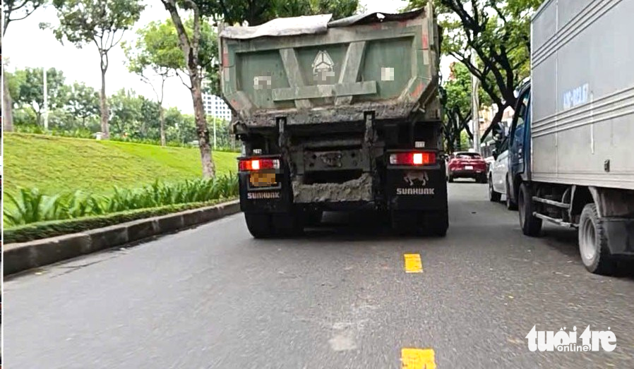 数十吨自卸车无视禁行标志，岘港多条街道泥泞不堪