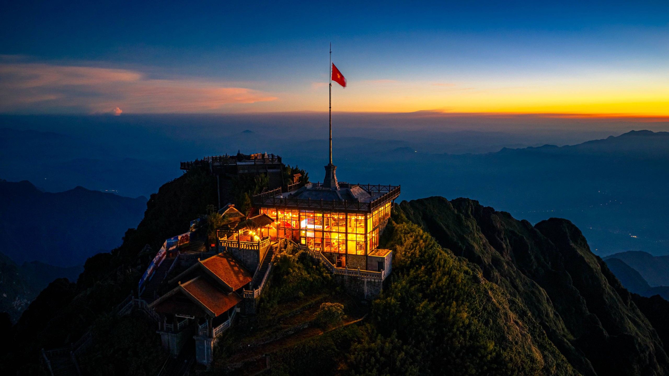 在番西邦峰顶欣赏璀璨银河的夜晚