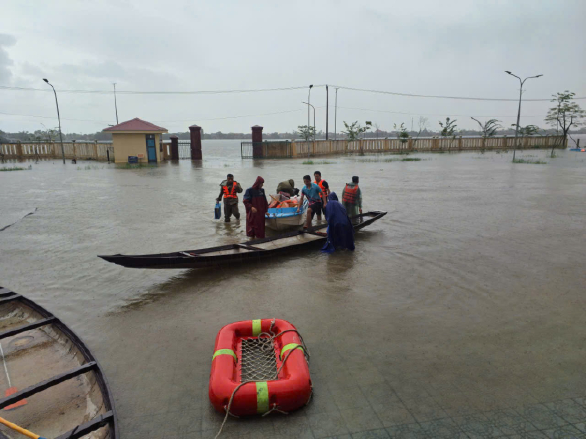 救援6名救援人员翻船