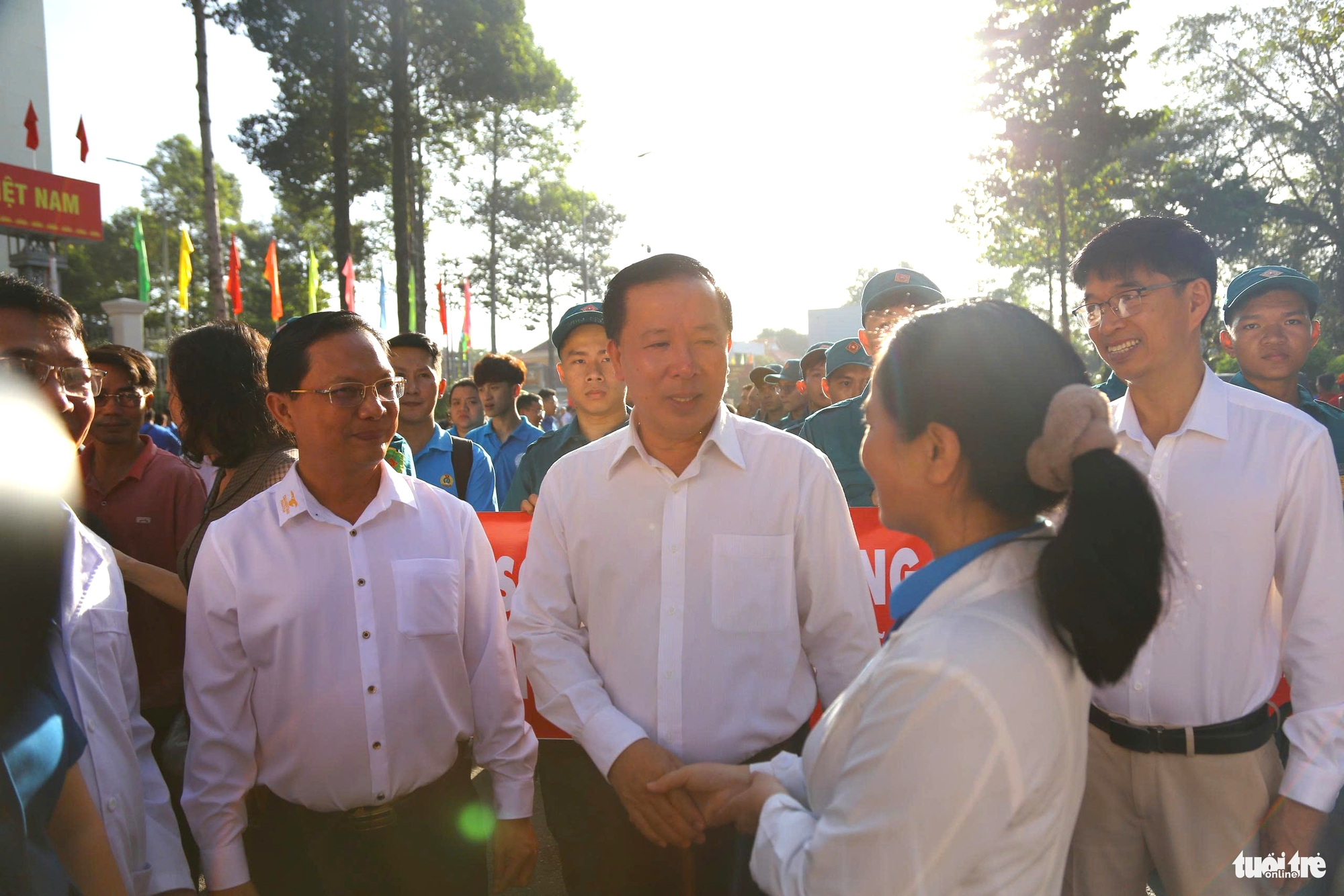 同奈省派遣近300名医务人员和志愿者前往得乐省帮助民众应对洪灾