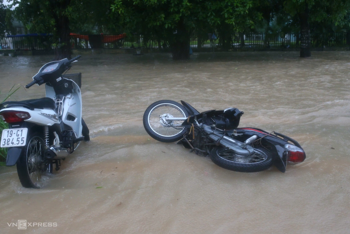 居民在桥下避雨，涉水寻找回家路
