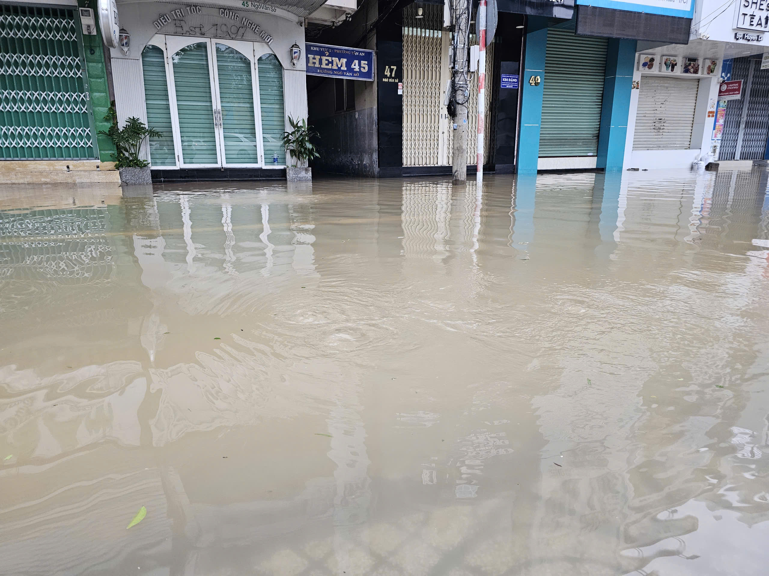 芹苴潮汐创纪录高位，多条高干道路仍被淹没