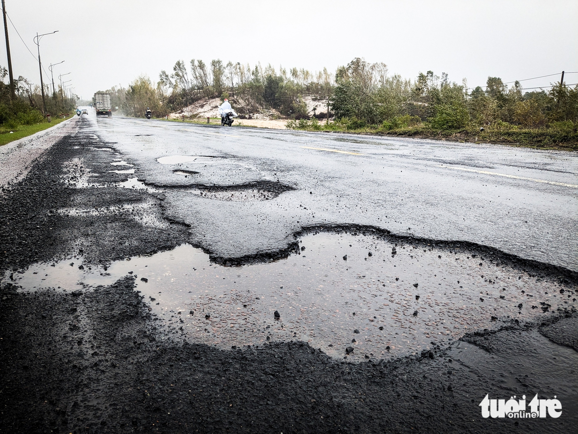 连接平定省和富安省的国道在洪水后布满坑洼和深坑