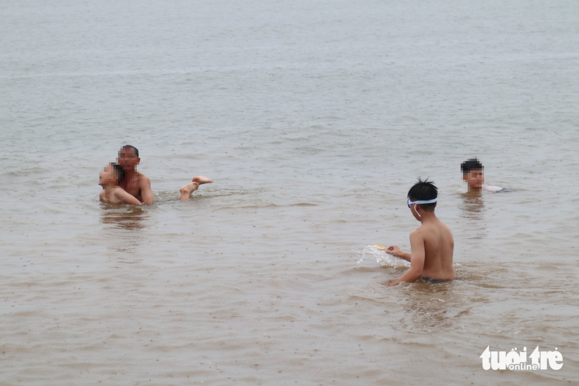 尽管有禁令，许多游客仍在第三号台风前在Cửa Lò海滩游泳