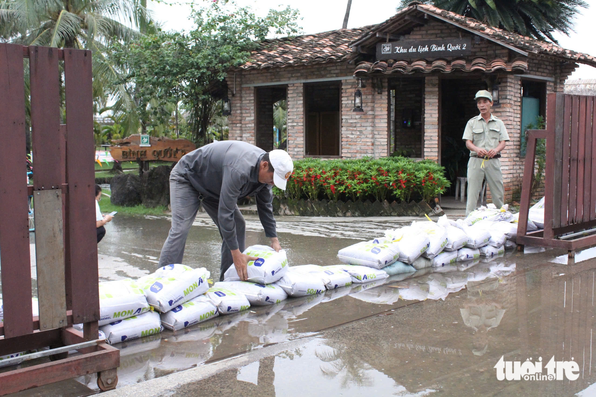 潮汐越过Thanh Đa的屏障，在Hiệp Phước淹没半辆车