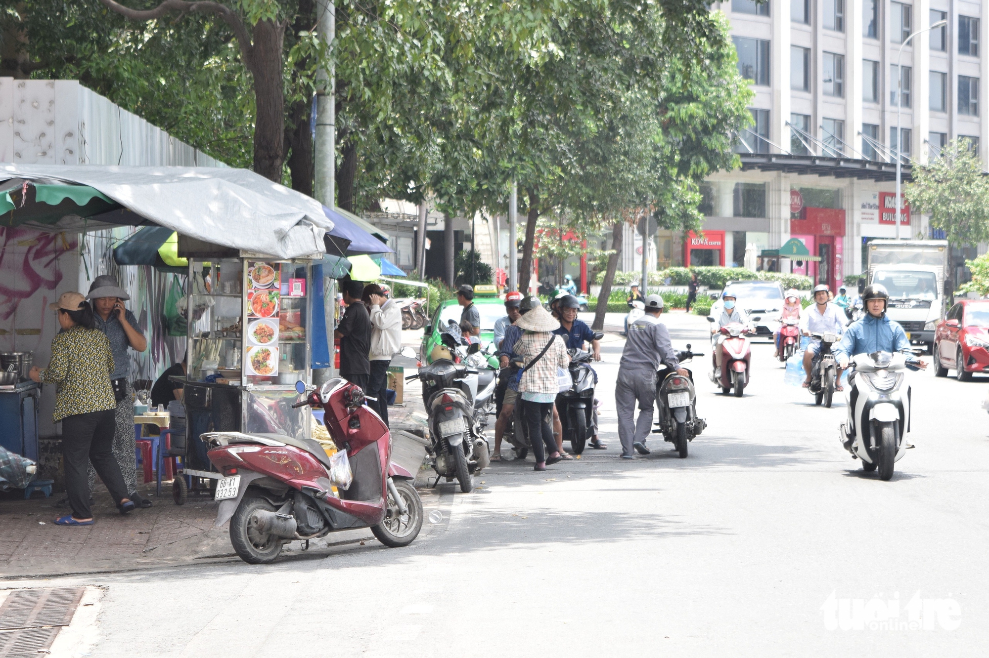 杀完鸡将水倒在人行道上，溢出到买卖道路：职能部门怎么说？