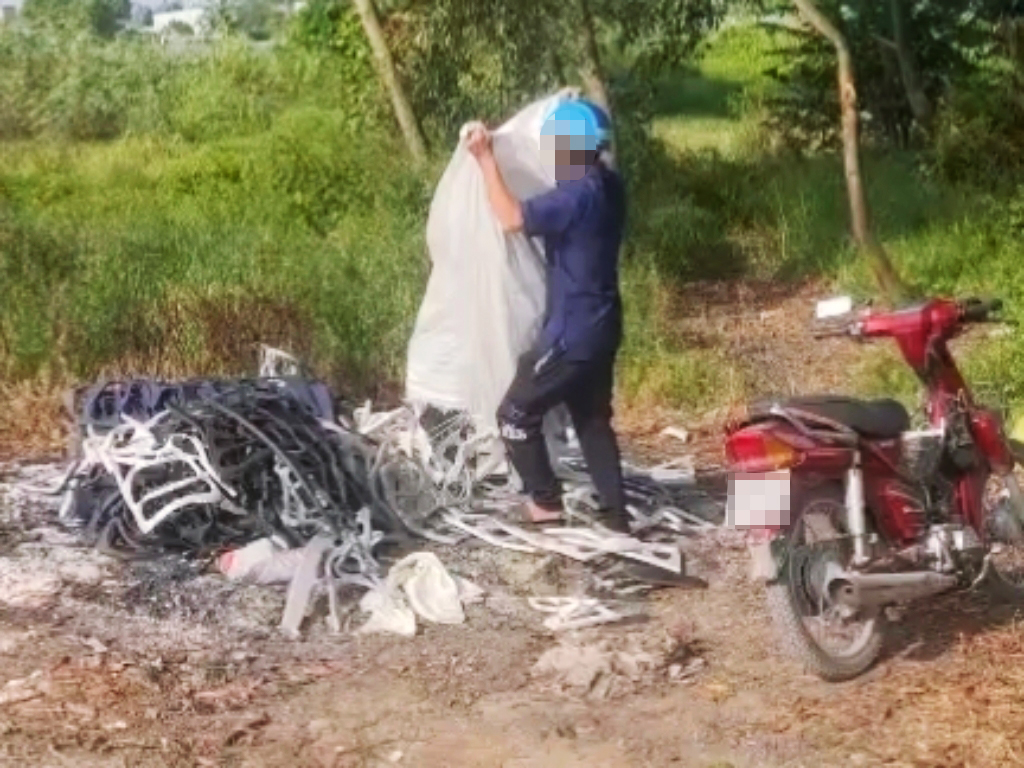 在Rạch Cầu Suối路边违规丢弃垃圾，一人被罚款350万越南盾