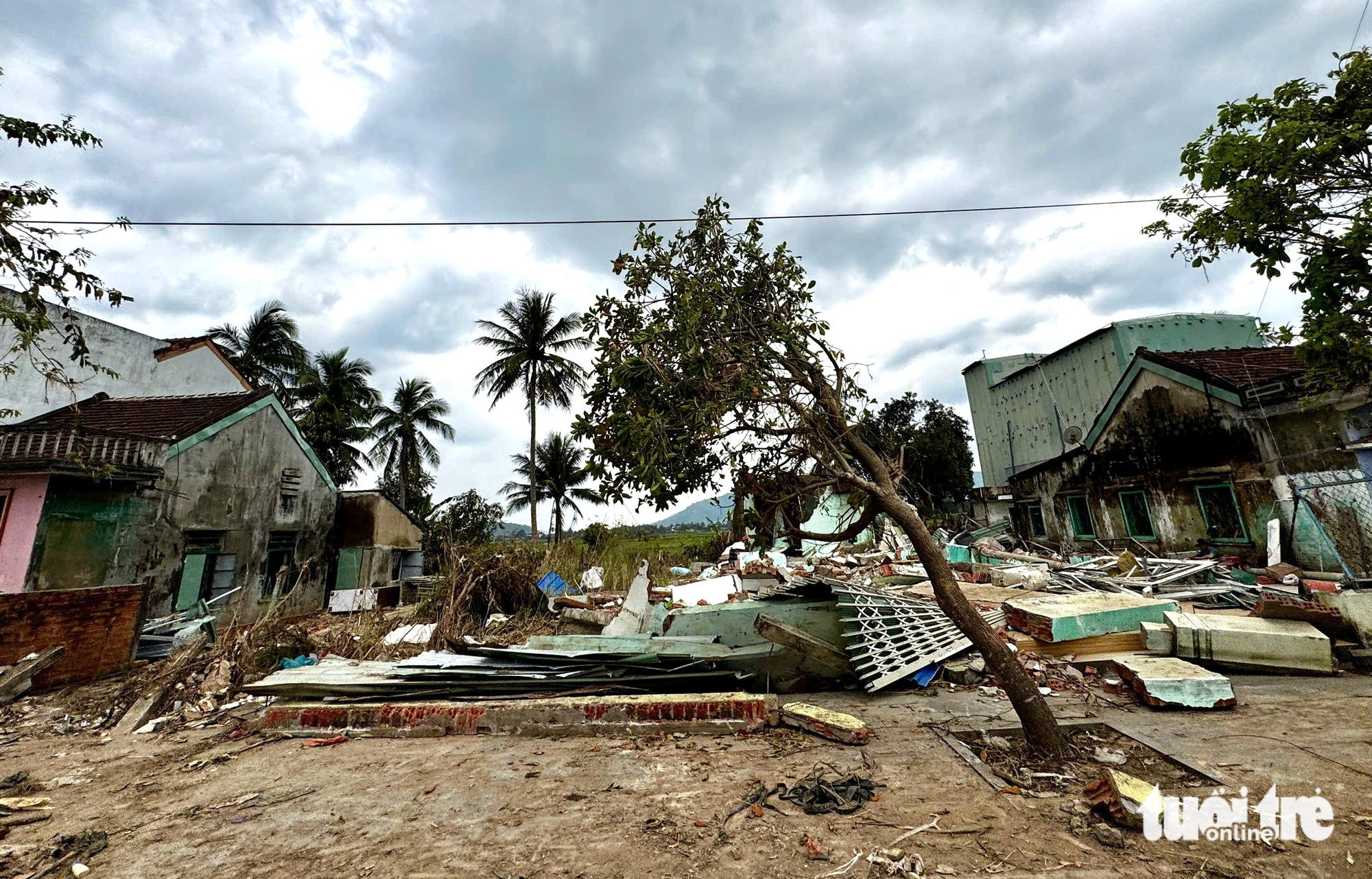 巴河洪水泛滥，白田村一片狼藉
