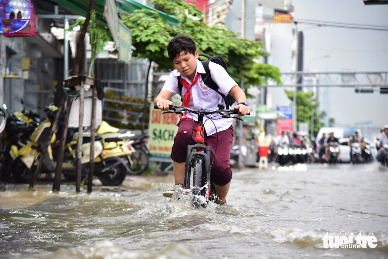 胡志明市多条路段因高潮达到顶峰而局部积水
