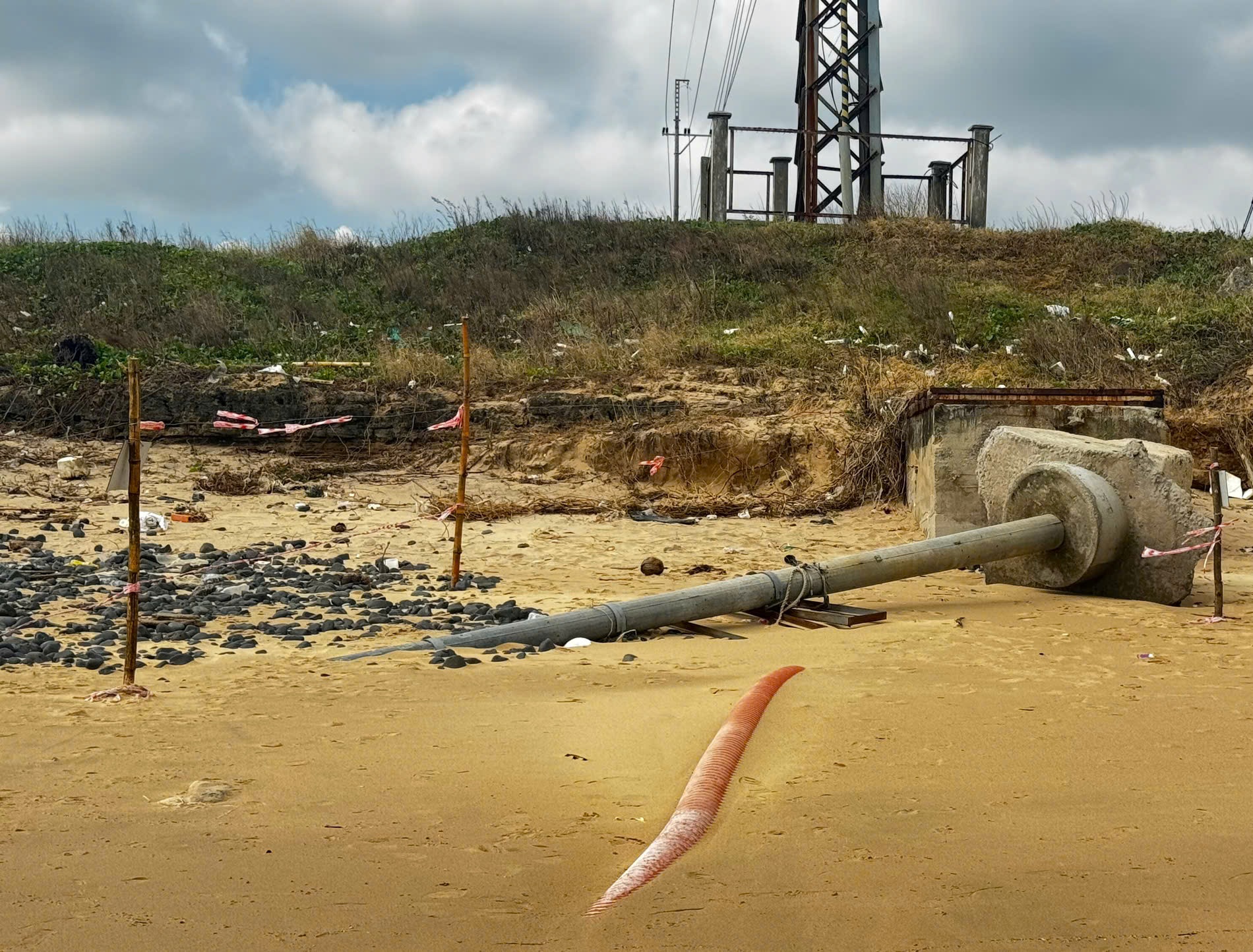 海底电缆为李山岛供电因强潮导致滑坡外露