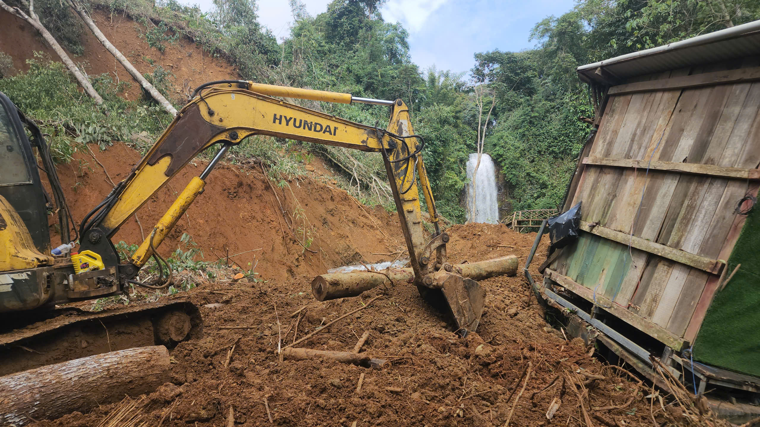 Măng Đen的Pa Sĩ瀑布区因暴雨洪水损毁，当地紧急关闭，未定重新开放日期