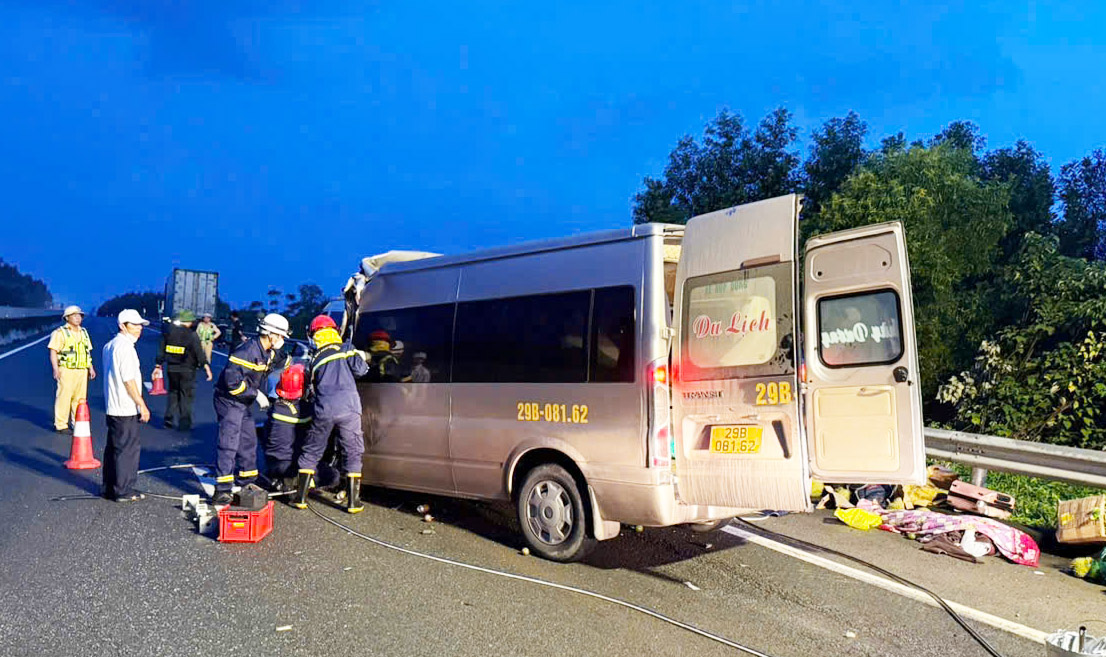 高速公路上客车与牵引车发生严重事故，3人死亡，多人受伤