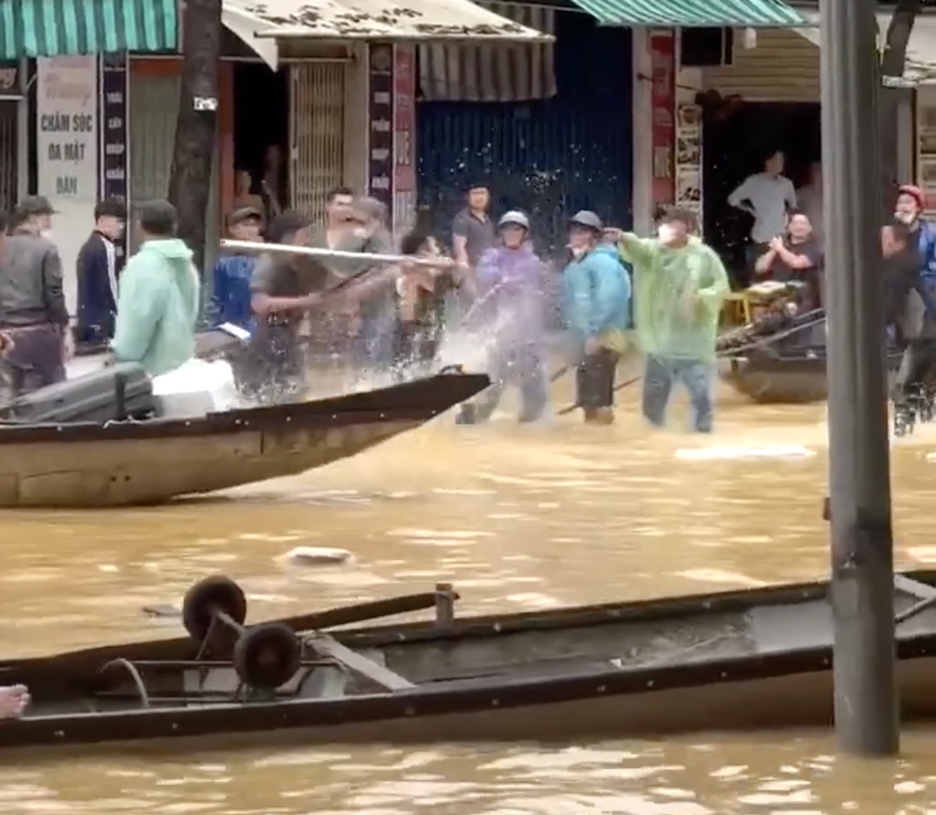 顺化市洪水街道上船主争抢乘客斗殴，警方介入