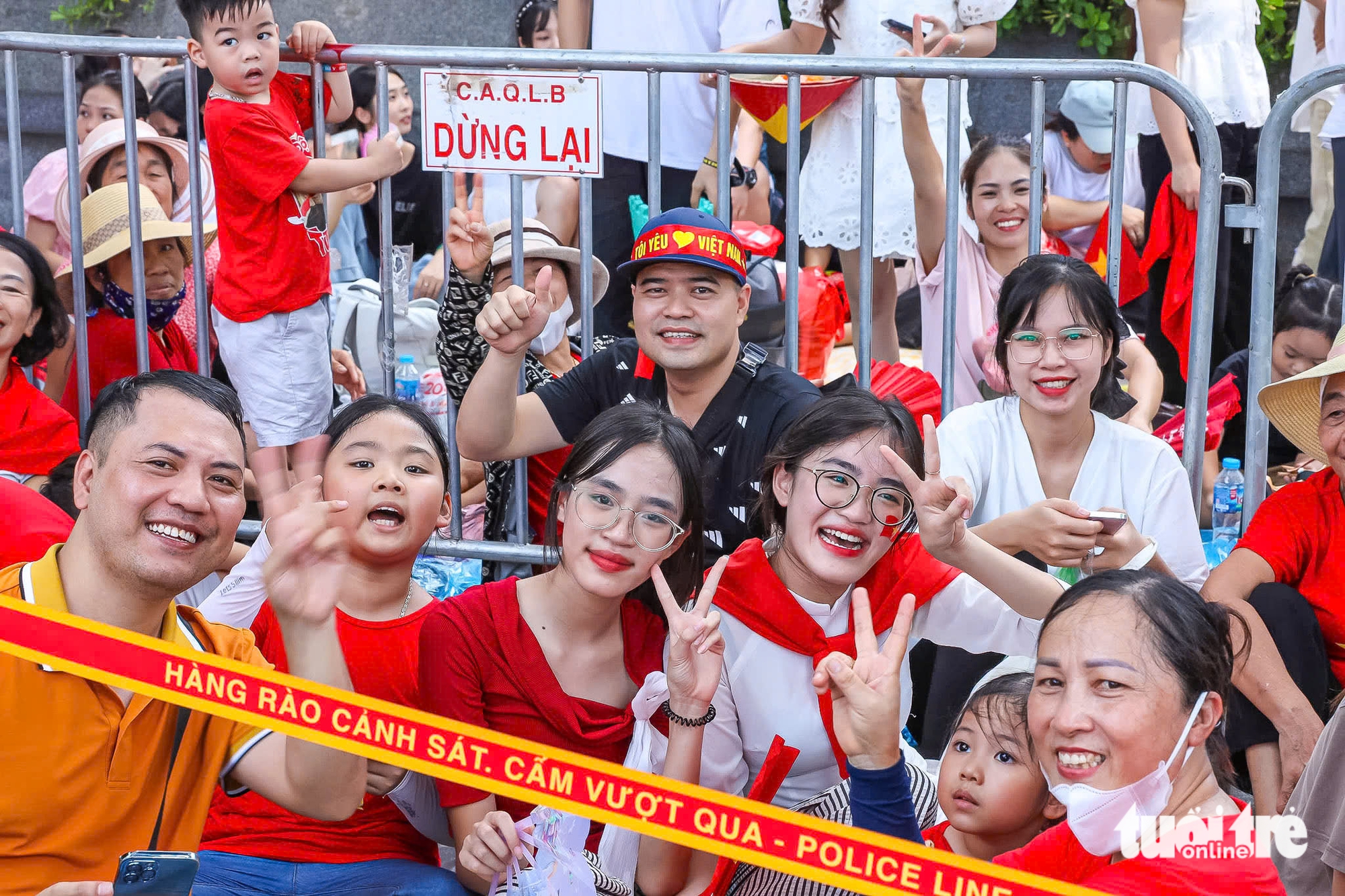 人们早到，顶着正午烈日，'占位'等待观看合练阅兵、游行