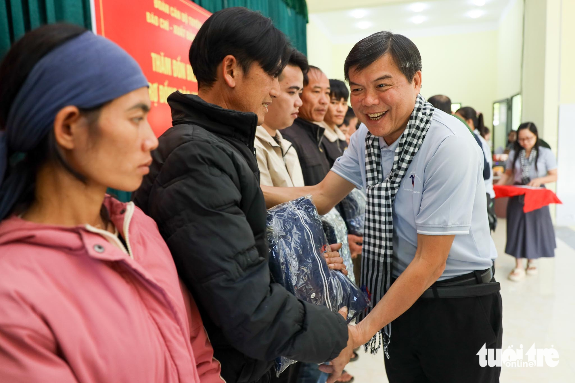 胡志明市宣传与新闻代表团访问并赠送礼物给高平省边防战士和边境居民